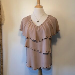 HANNA G-Tan/Blush Rivet Ruffle Front Tie Back Blouse Top-Size Small